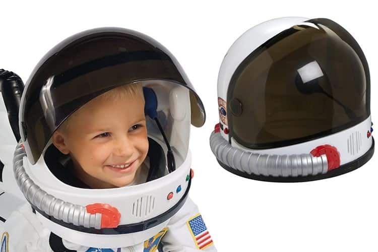 Il cosmonauta del giorno dell'astronauta che si toglie il casco di
