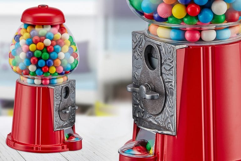 Distributori automatici di caramelle e gomme in vecchio stile con